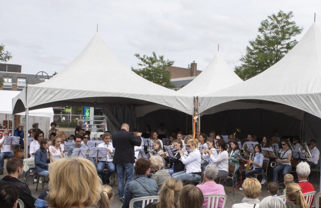 Luchtig zomerpopconcert op het plein